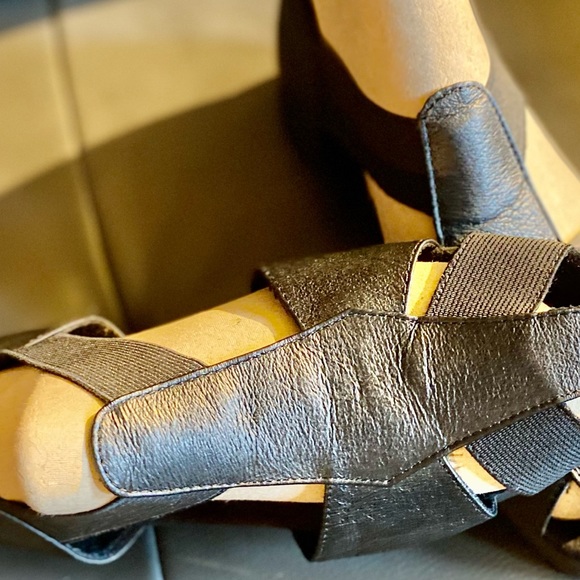 Black Leather Sandals.size 9 - Picture 2 of 11
